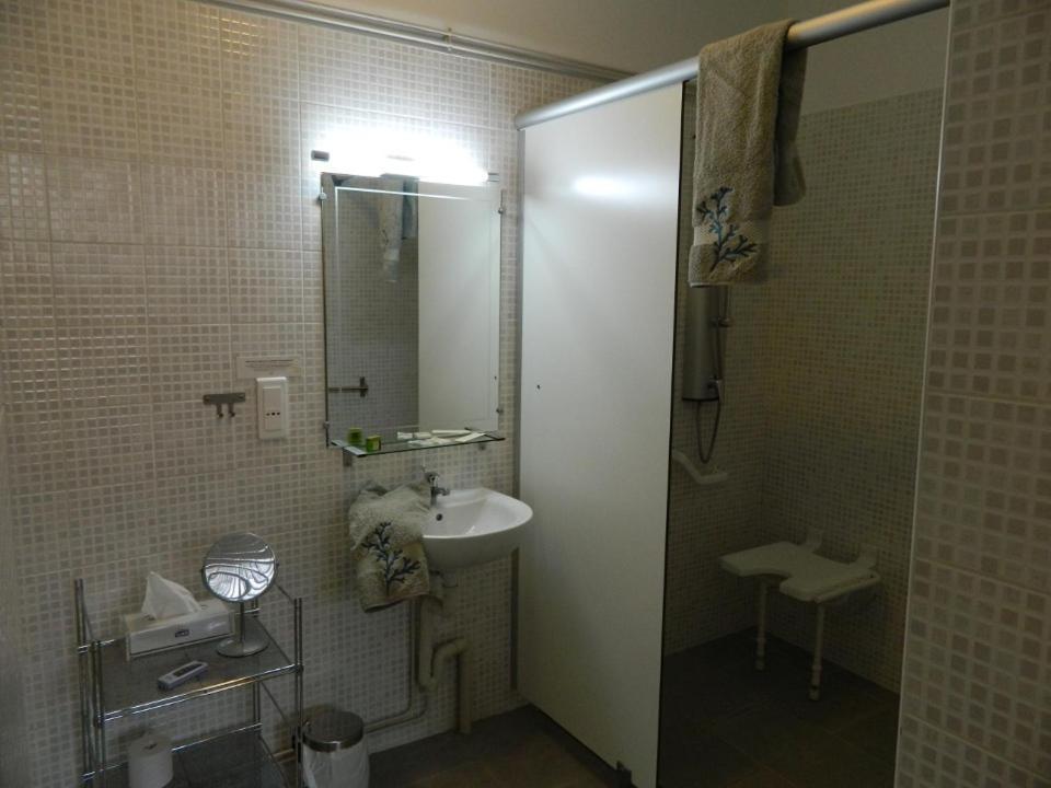 Logis - Auberge Du Colombier Guînes Habitación foto
