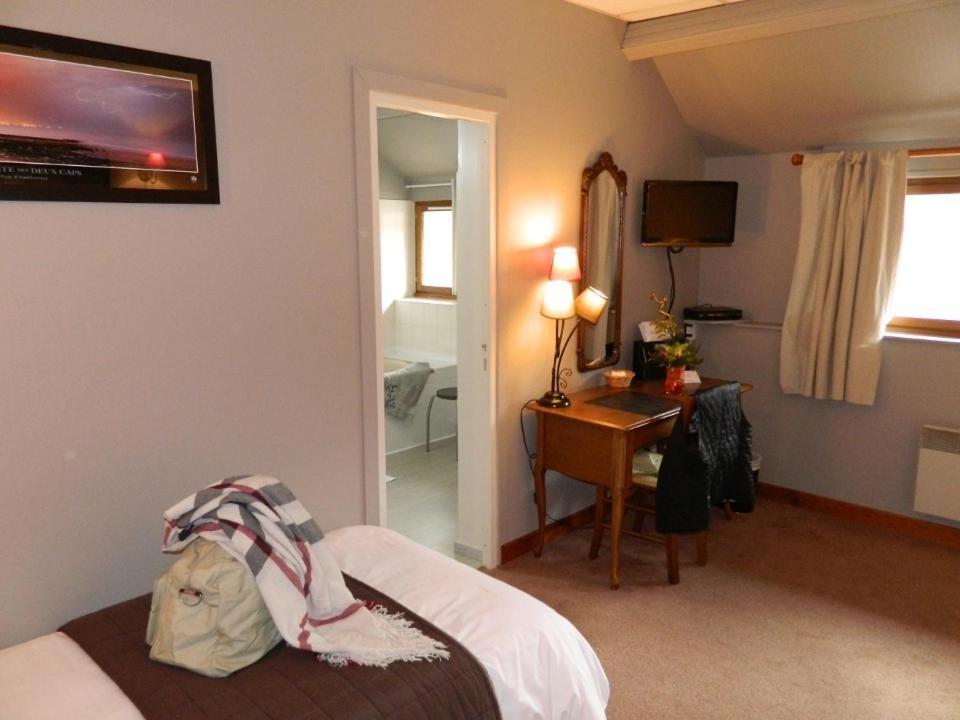 Logis - Auberge Du Colombier Guînes Habitación foto