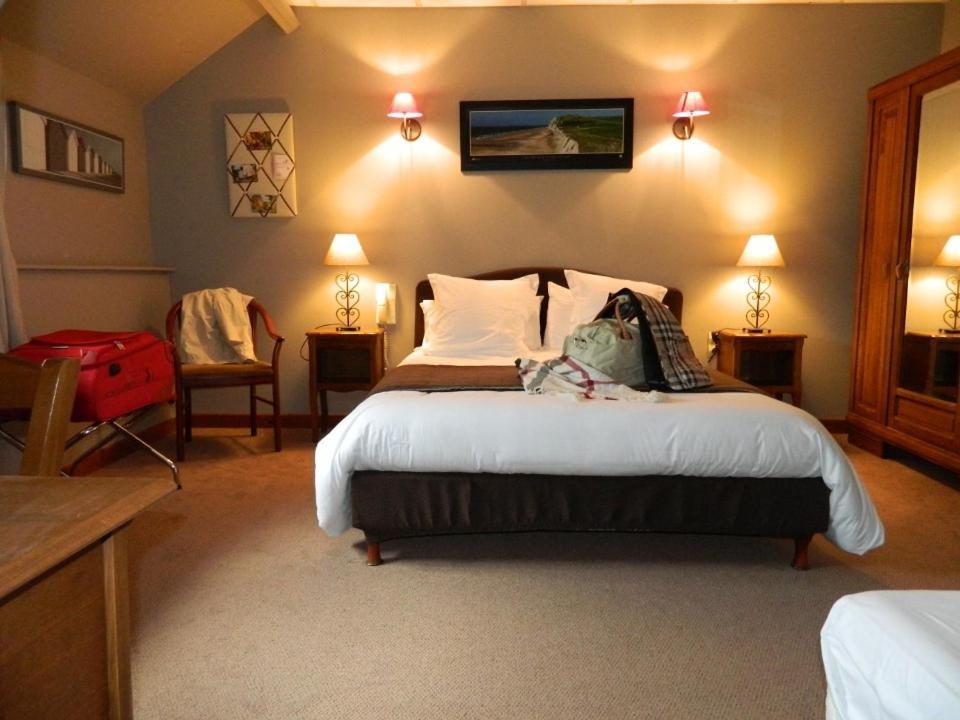 Logis - Auberge Du Colombier Guînes Habitación foto